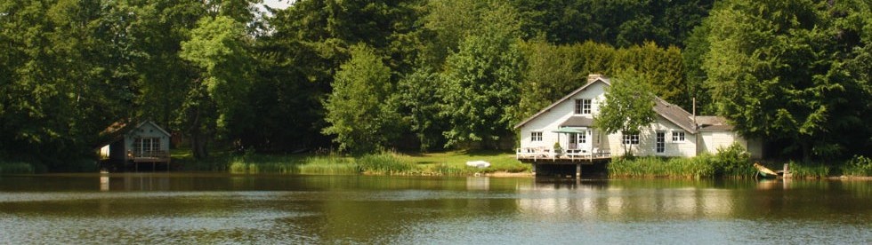 Maison et cabane d'hôtes sur un lac en Ardennes